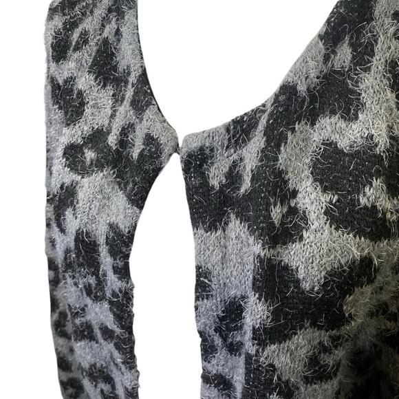 AUGUST SILK Women's Medium light gray animal print fuzzy long length cardigan - Picture 8 of 10